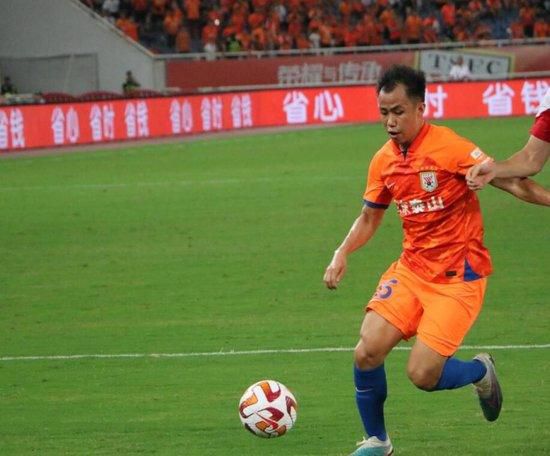 原来电视上“一本正经”的帅气主播竟然是这样录节目的：上身西装下身红裤衩。